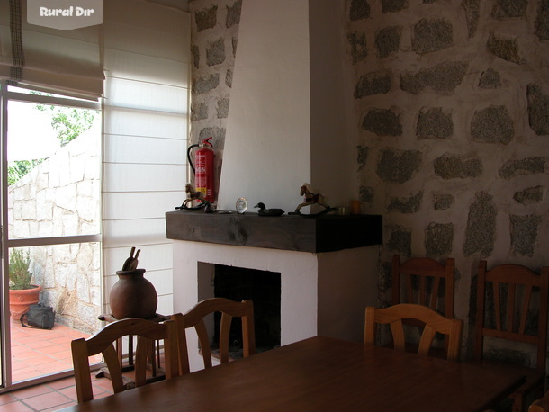 Salón con Chimenea de la casa rural C.Los Chendas