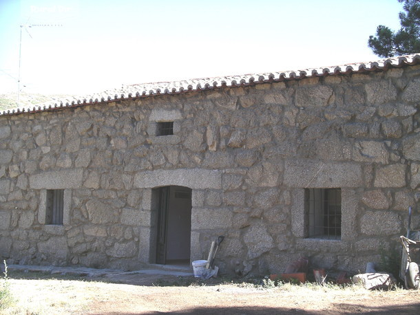 Fachada de la casa rural C.La Serrota