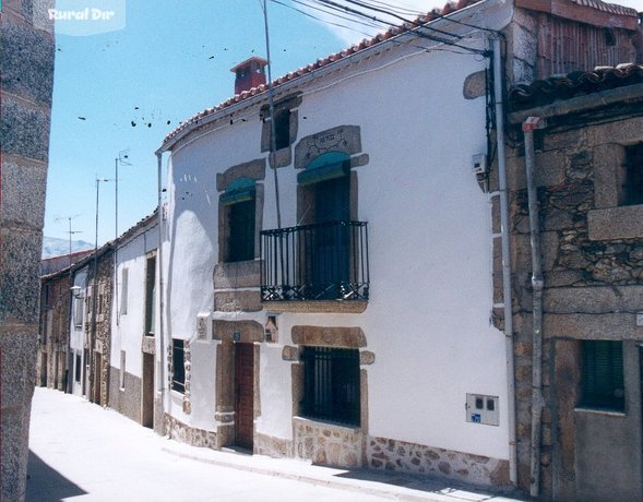 Fachada de la casa rural C. El Horno