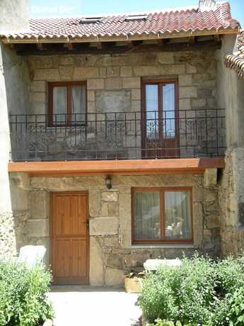 Fachada de la casa rural C. El Toleo