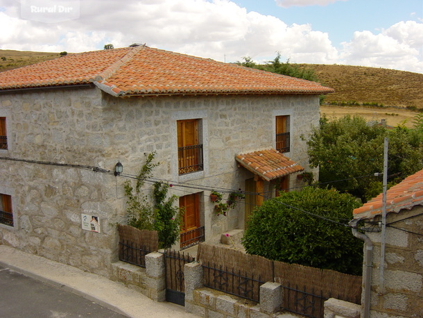 Fachada de la casa rural C. del Pradillo