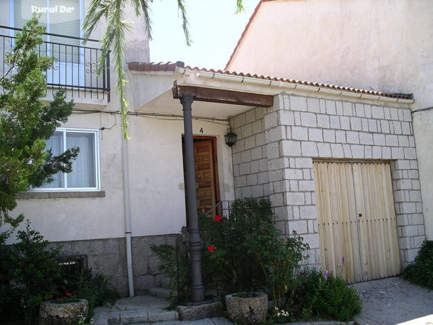 Fachada de la casa rural C. Los Grijuelos