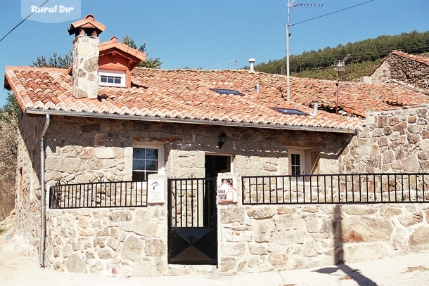 Fachada de la casa rural C. La Veredilla