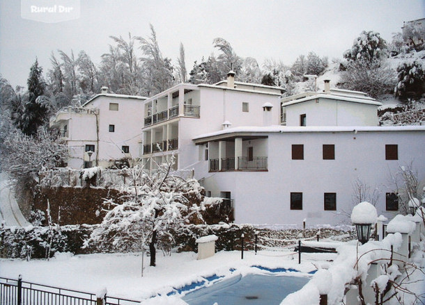 Fachada nevada de la casa rural Casas Blancas