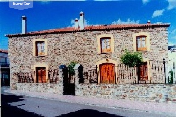 Fachada de la casa rural La casa grande de adolfo