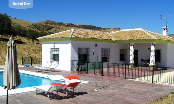 Casa y piscina de la casa rural El Retiro del Abuelo