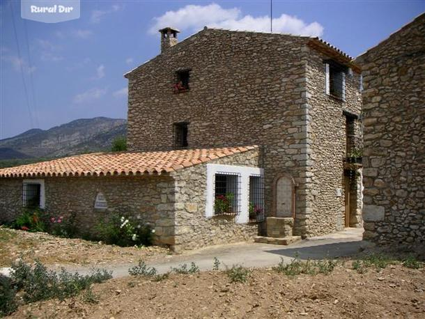 Fachada lateral de la casa rural Mas de Les Casetes