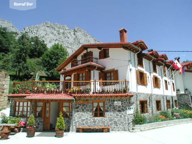 EDIFICIO de la casa rural Posada el sestil