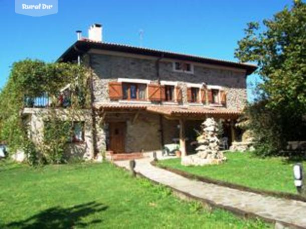 Entrada jardín de la casa rural Altzuste landetxea