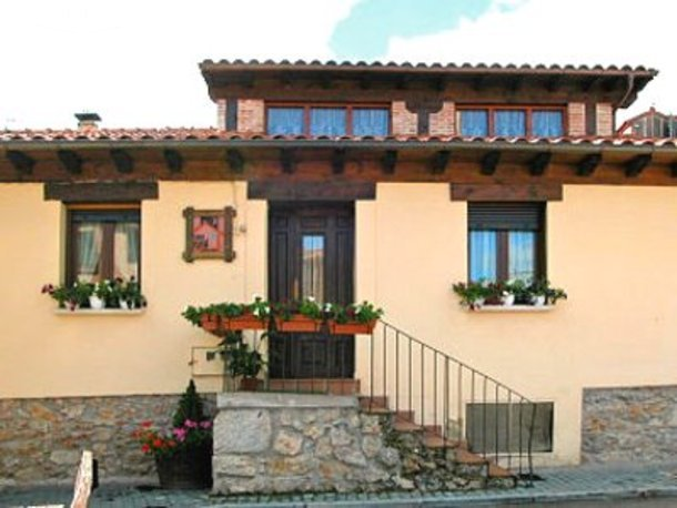 Fachada de la casa rural Villa de San Leonardo