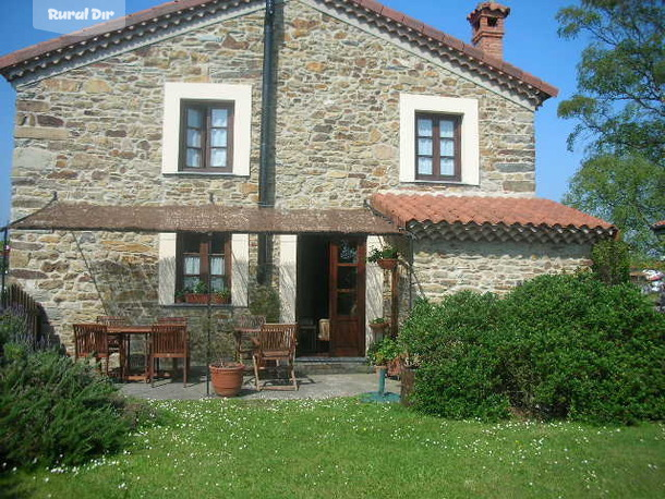 fachada jardín de la casa del Campo de la casa rural La casa del Campo