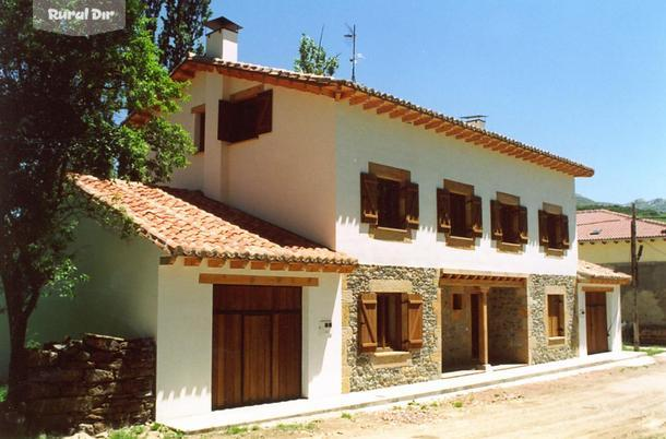 FACHADA PRINCIPAL de la casa rural La parada a y b