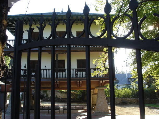 El Horreo de Miraflores Entrada al jardin de la casa rural El Horreo de Miraflores Alojamientos Rurales