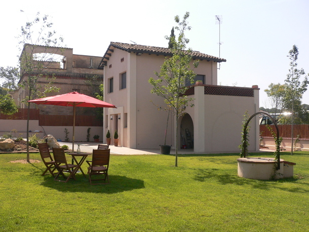 Vista general de la casa y el jardín de la casa rural La Cotxera