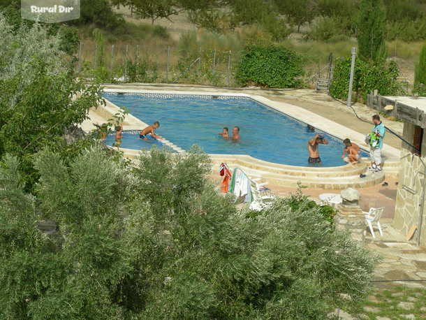 disfrutando en la piscina de la casa rural Casa dania