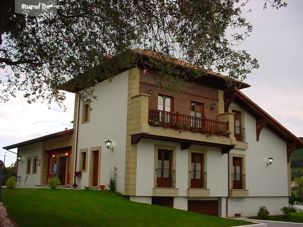 Fachada de la casa rural Posada La Robleda