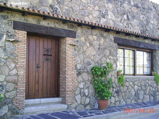 Fachada de la casa rural Casa ruralLas Llares