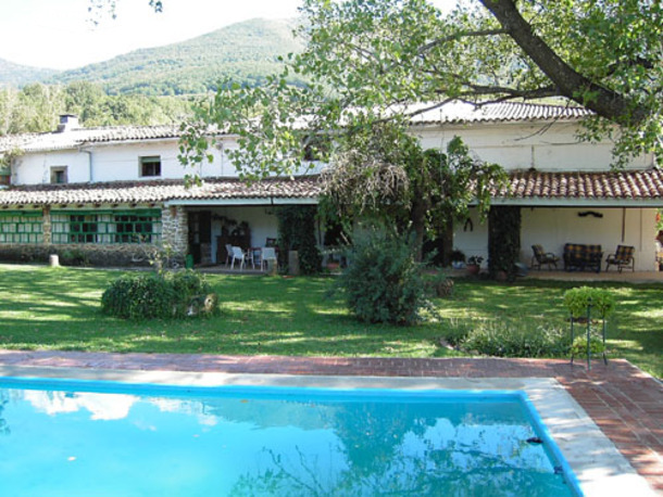 Piscina y jardín de la casa rural Casas Rurales La Casería