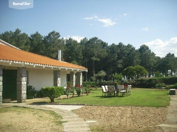 Entrada y jardin de la casa rural Las cruces-casa el sueco