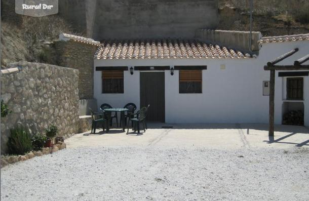 Fachada de la casa rural Casa-Cueva El Rozalay