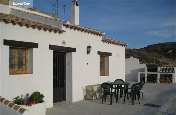 Fachada y terraza de la casa rural Casa-Cueva La Tarquina