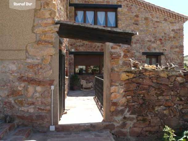 Patio entrada de la casa rural La Chimenea de Soria II