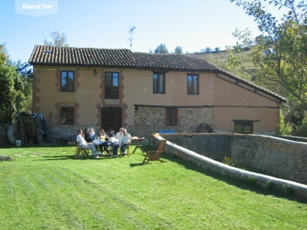 Amplio jardín de la casa rural El Molino de Respenda