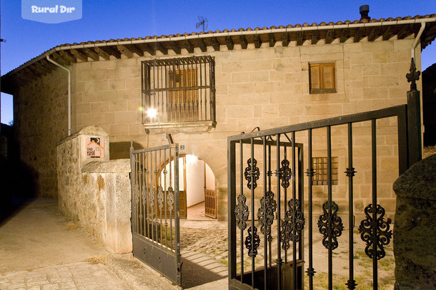 fachada de la casa rural Los Trashumantes