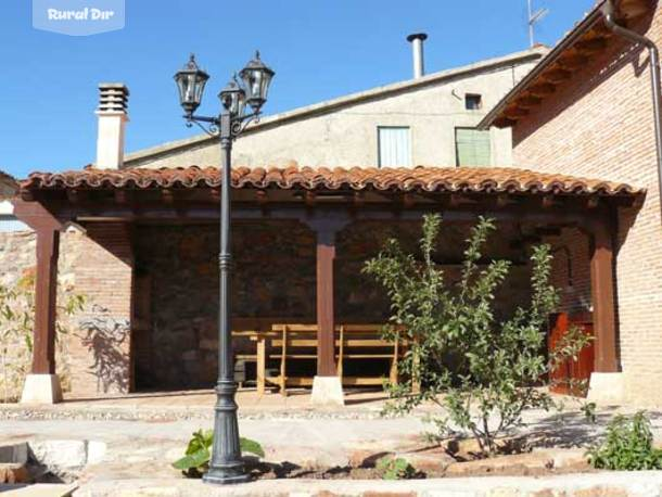 El merendero con barbacoa de la casa rural La Chimenea de Soria y la Chimenea de Soria II