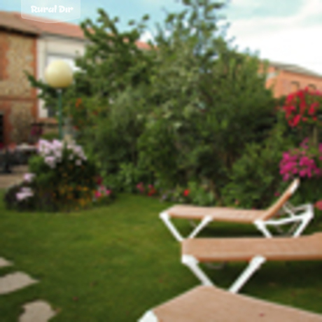 Patio del jardin de la casa rural Nuestra Señora de Lourdes