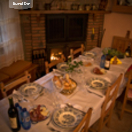 Comedor con chimenea de la casa rural Nuestra Señora de Lourdes