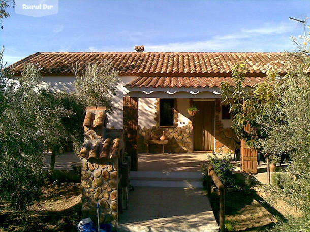 fachada principal de la casa rural El parral II