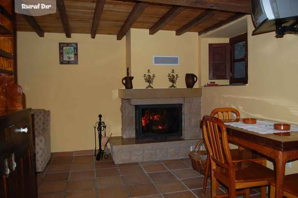 Salón con Chimenea de la casa rural La Tanda