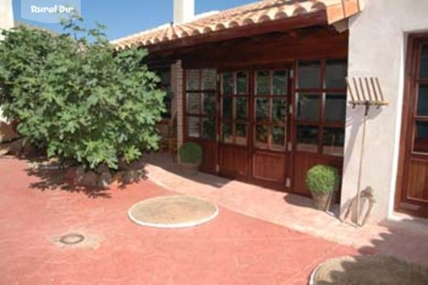 Patio y casa de la casa rural Vallehermoso