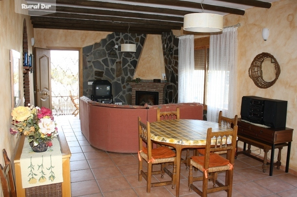 salon con chimenea de la casa rural Cortijo higueras