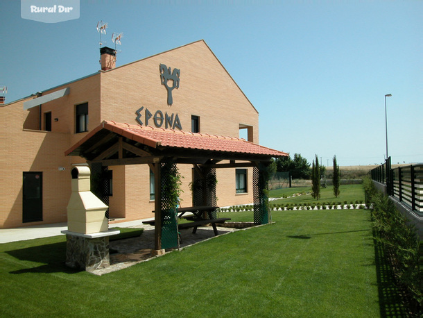 Casa, jardín y barbacoa de la casa rural Epona Rural