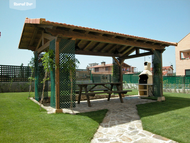 Cenador y barbacoa de la casa rural Epona Rural