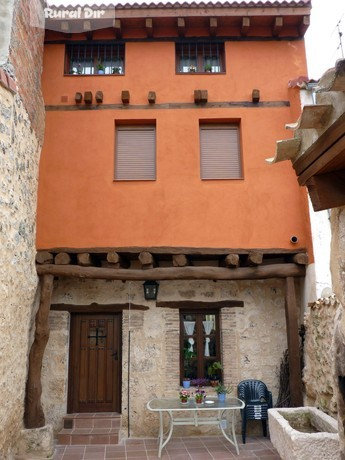 Fachada Patio de la casa rural Casa Azul de la Ribera del Duero