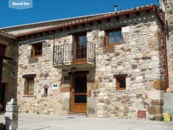 Fachada de la casa rural " El Ruiseñor"