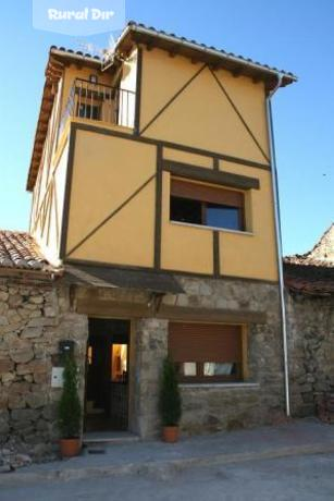 fachada de la casa rural Casa del buen amor