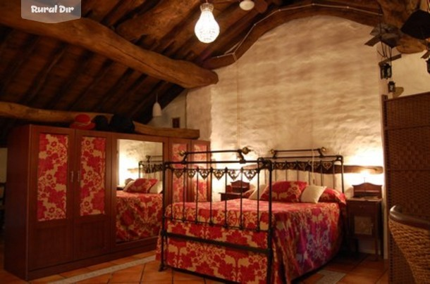 cama principal planta superior de la casa rural Casa Rural El Vasar