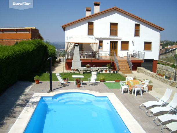 Fachada y piscina de la casa rural Refugio La Covatilla I-II-III