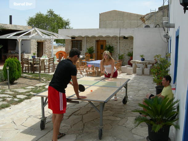 mesa pinpon de la casa rural Cortijopiedramontoro.es