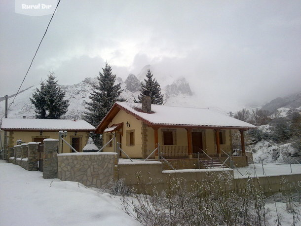 refugio del cueto en invierno de la casa rural Refugio del Cueto