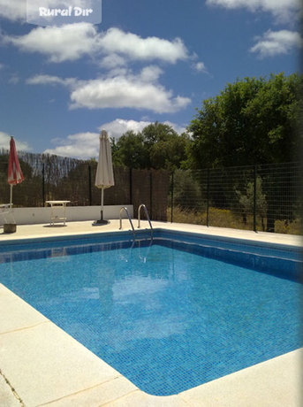 Piscina privada vallada para que no corran peligro los más peques de la casa rural Casa de Piedra