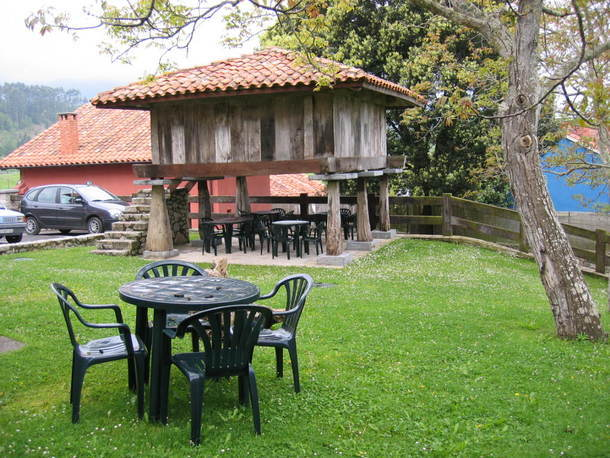 Jardín de la casa rural El cueto de los collado