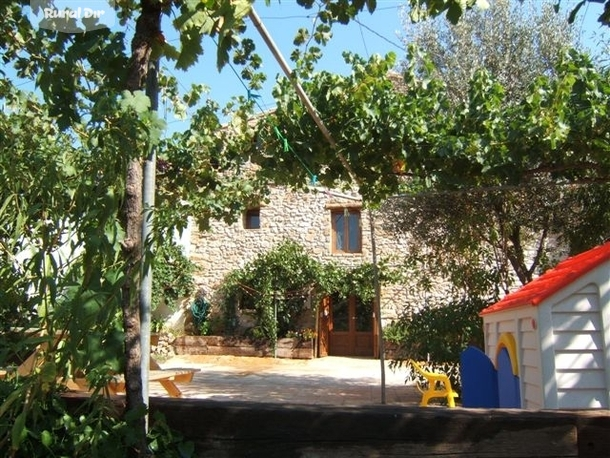 Fachada desde terrazajardin de la casa rural Casa Solidaria Don Luis