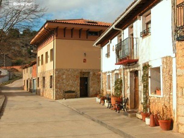 Fachada de la casa rural Maricarmen-La Makila