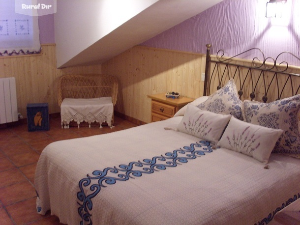 dormitorio matrimonio buhardilla de la casa rural El Pajar de Pedraza ha cerrado