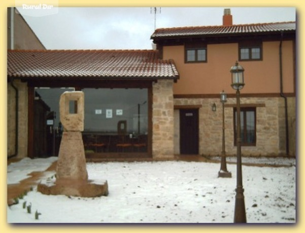 Fachada de la casa rural La Cerca de Doña Jimena